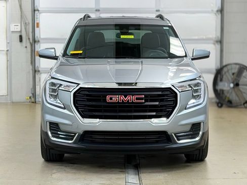 Used 2024 GMC Terrain SLE w/ Driver Convenience Package FWD image 2
