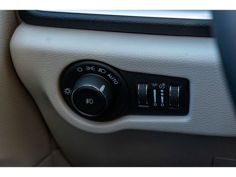 Used 2024 Chrysler Pacifica Touring-L image 27