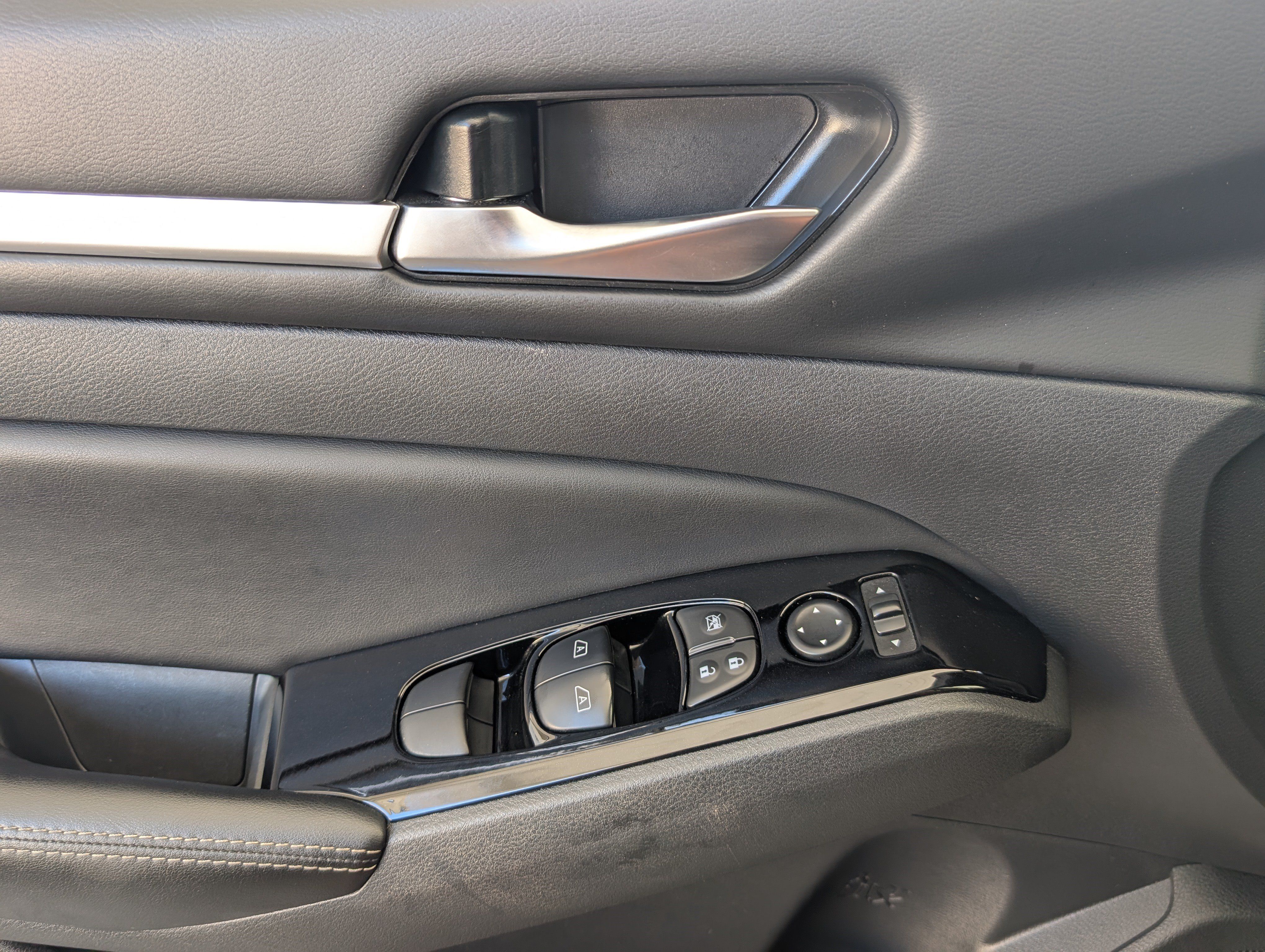 Used 2025 Nissan Altima 2.5 SL FWD image 16
