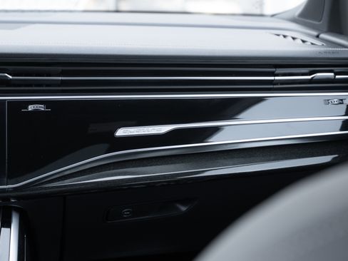 Certified 2025 Audi Q7 2.0T Premium w/ Convenience Plus Package image 14