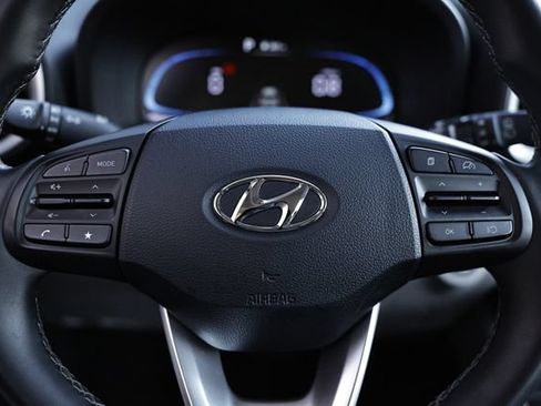 Used 2025 Hyundai Venue SEL FWD image 32
