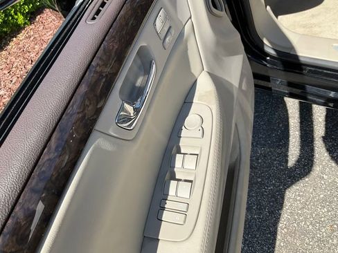 Used 2011 Cadillac DTS FWD image 8