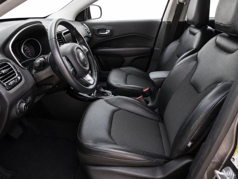 Used 2018 Jeep Compass Latitude w/ Popular Equipment Group AWD/4WD image 2