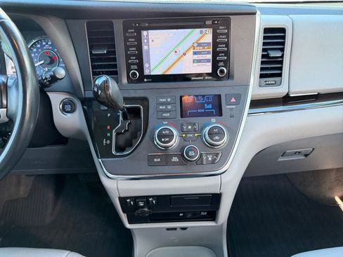 Used 2018 Toyota Sienna XLE Premium w/ Outdoor Package AWD/4WD image 12