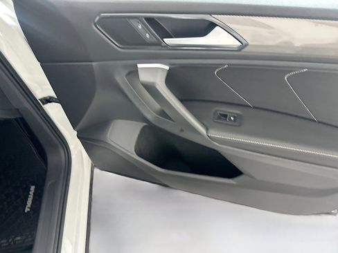 Used 2023 Volkswagen Tiguan SE image 31