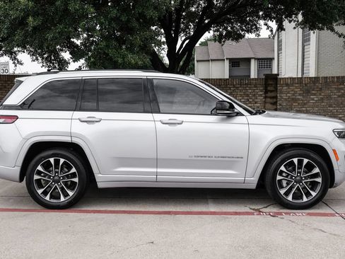 Used 2022 Jeep Grand Cherokee Overland w/ Luxury Tech Group IV AWD/4WD image 15