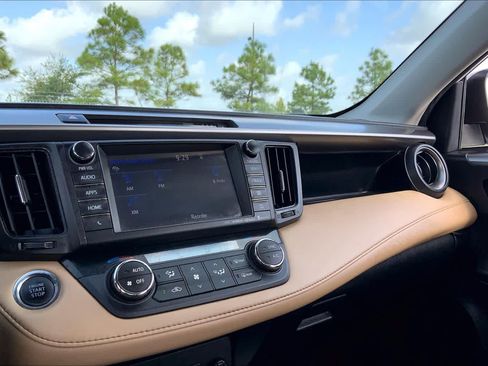 Used 2018 Toyota RAV4 XLE FWD image 35