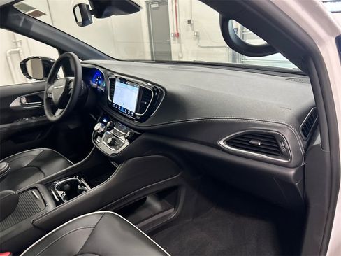 New 2026 Chrysler Pacifica Limited w/ S Appearance Package image 38