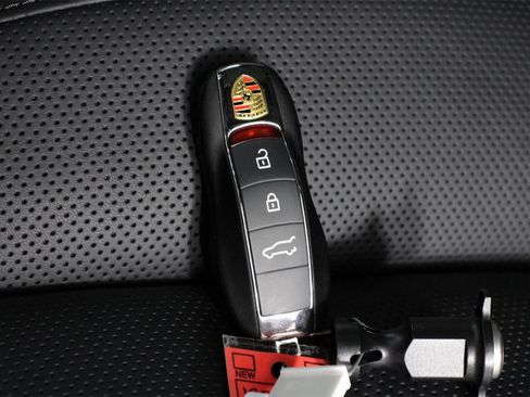 Used 2025 Porsche Macan image 34