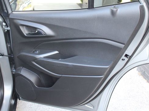Used 2025 Chevrolet Trax LT w/ LT Convenience Package FWD image 26