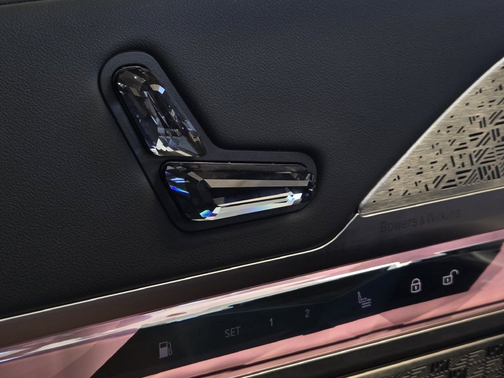 Certified 2024 BMW 750e xDrive w/ Executive Package AWD/4WD image 19