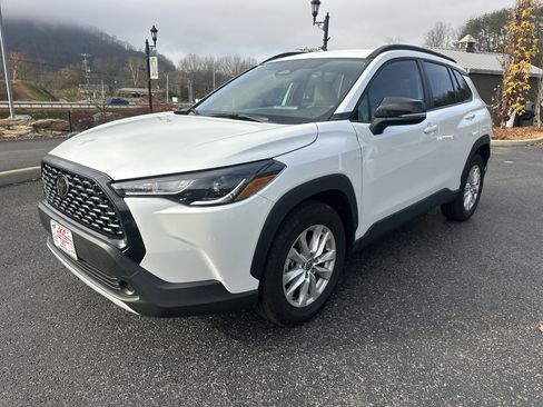 Used 2025 Toyota Corolla Cross LE image 3