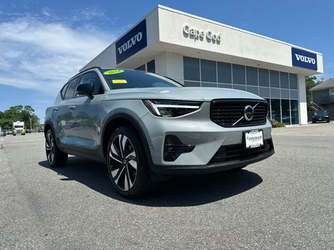 Used 2024 Volvo XC40 B5 Plus w/ Protection Package Premier AWD/4WD image 2