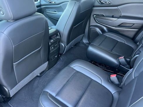 Used 2023 GMC Acadia SLT image 14