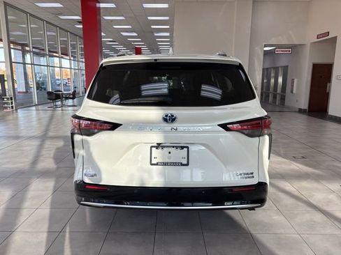 Used 2021 Toyota Sienna Platinum image 6