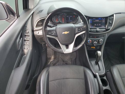 Used 2020 Chevrolet Trax LT w/ Sun & Sound Package FWD image 8