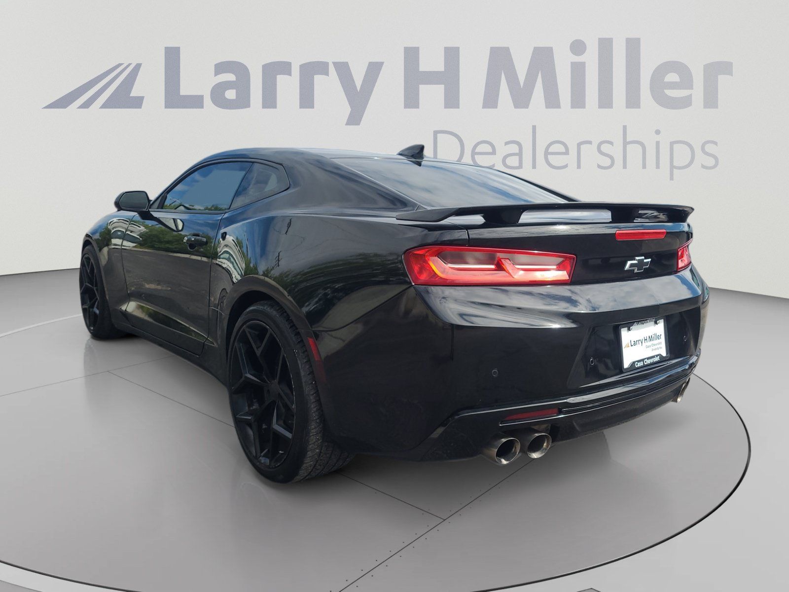 Used 2017 Chevrolet Camaro SS RWD image 3