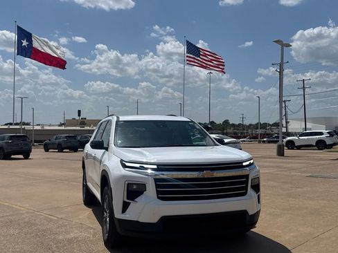Used 2025 Chevrolet Traverse LT AWD/4WD image 3