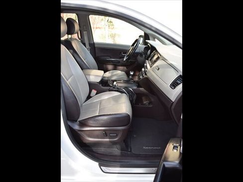 Used 2018 Kia Sedona SX Limited FWD image 35