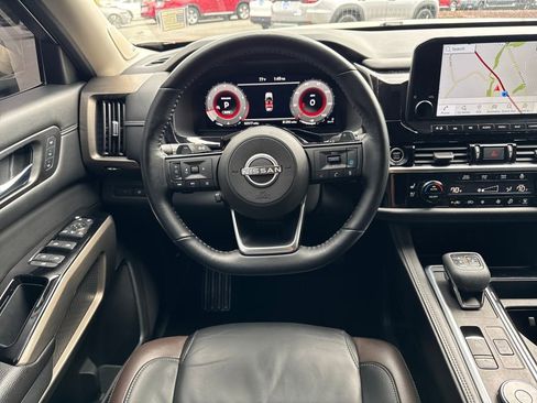 Used 2023 Nissan Pathfinder Platinum image 13