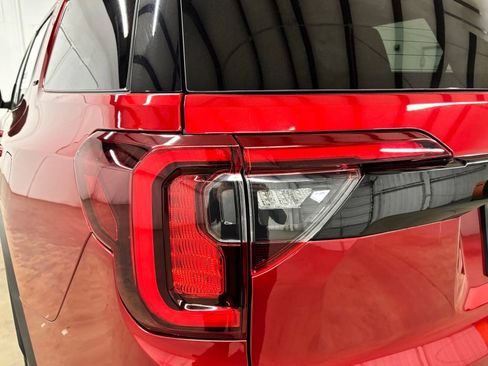 Used 2023 GMC Acadia SLT w/ Elevation Edition FWD image 7