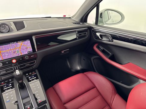 Certified 2025 Porsche Macan image 28