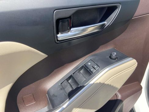 Used 2022 Toyota Highlander XLE FWD image 16