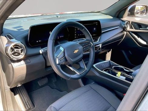 Used 2025 Chevrolet Equinox LT w/ Safety and Technology Package image 12