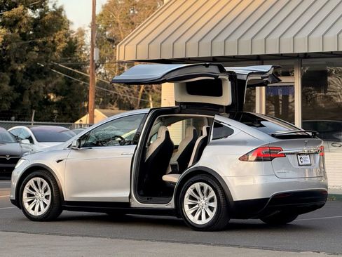 Used 2018 Tesla Model X 100D image 6