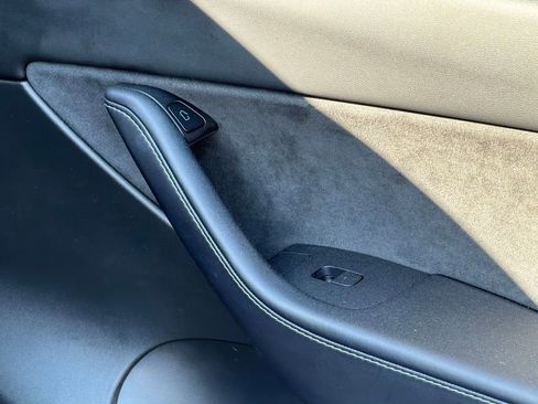 Used 2022 Tesla Model Y Long Range image 36