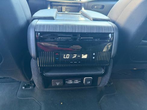 Used 2024 Jeep Wagoneer L Series II image 19