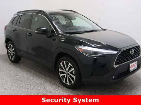 Used 2025 Toyota Corolla Cross XLE image 4