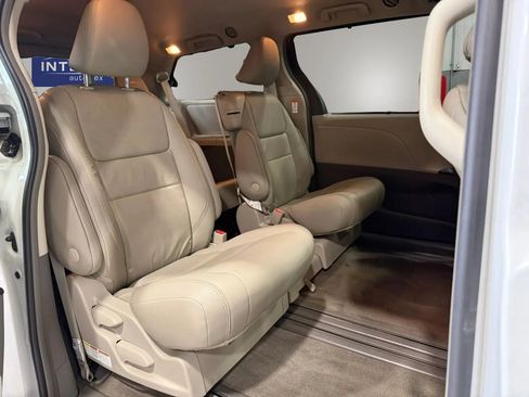 Used 2018 Toyota Sienna XLE w/ XLE Navigation Package FWD image 38