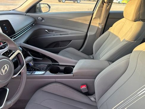 Used 2025 Hyundai Elantra SEL FWD image 36