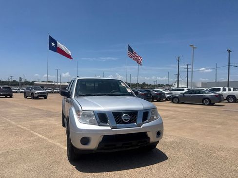 Used 2017 Nissan Frontier SV RWD image 3