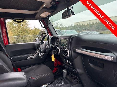 Used 2016 Jeep Wrangler Unlimited Rubicon w/ Connectivity Group image 13