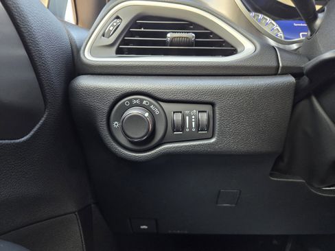 New 2026 Chrysler Voyager LX image 32