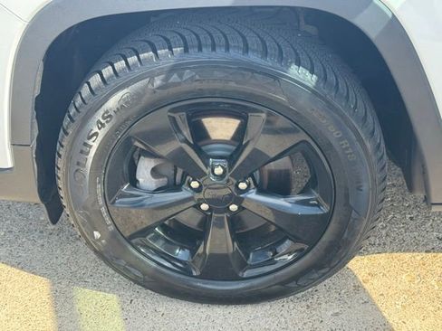 Used 2019 Jeep Cherokee Latitude Plus AWD/4WD image 18