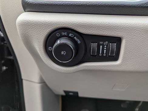 Used 2023 Chrysler Pacifica Limited image 16