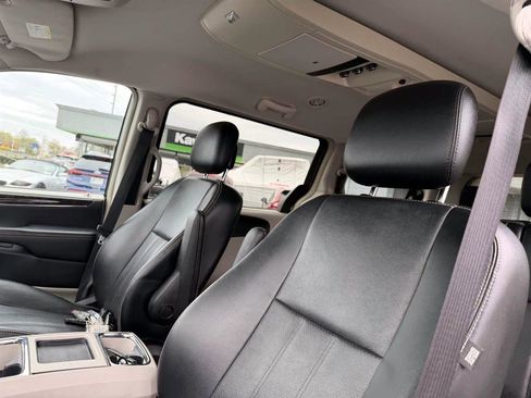 Used 2013 Chrysler Town & Country Touring-L w/ Driver Convenience Group image 10