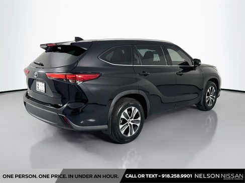 Used 2021 Toyota Highlander XLE FWD image 5