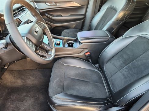 Used 2025 Jeep Grand Cherokee L Altitude image 11