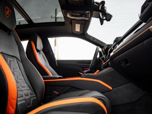 Used 2025 Lamborghini Urus SE image 44