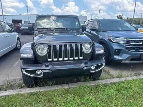 Used 2022 Jeep Wrangler Unlimited Sahara AWD/4WD image 7