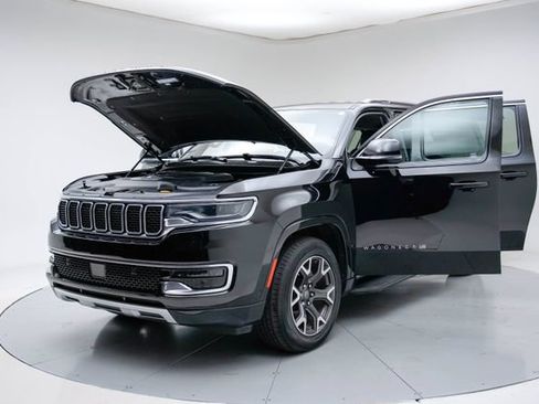 Used 2024 Jeep Wagoneer L Series III w/ Flexible Seating Group AWD/4WD image 17