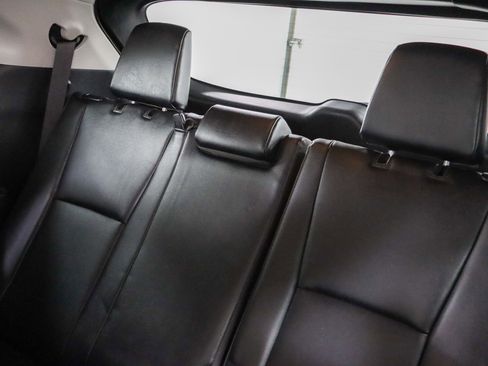 Used 2024 Toyota Highlander XLE FWD image 27