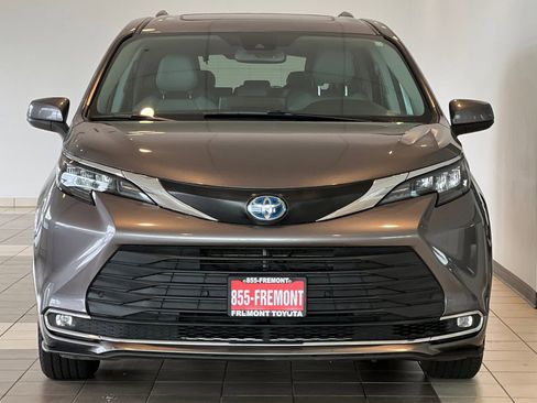 Used 2024 Toyota Sienna XLE image 9