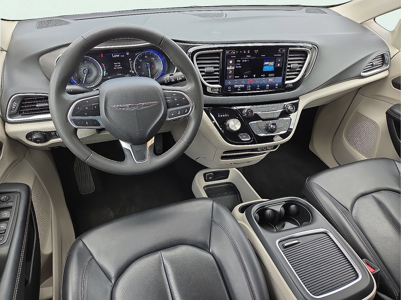 Used 2023 Chrysler Pacifica Touring-L FWD image 11