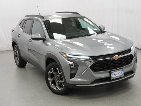 Used 2024 Chevrolet Trax LT w/ Driver Confidence Package FWD image 35