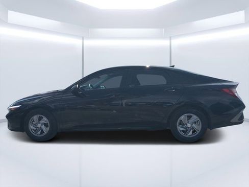 Used 2025 Hyundai Elantra SE FWD image 6